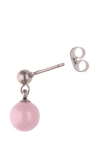 Růžové náušnice s perličkami s lesklým povrchem, s postranním a zádovým kovovým dílem v stříbrné barvě, měřící přibližně 2 cm na délku.