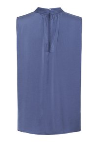 Canotta blu senza maniche con collo alto arricciato, colletto plissettato e chiusura a bottoni con apertura a goccia sul retro.