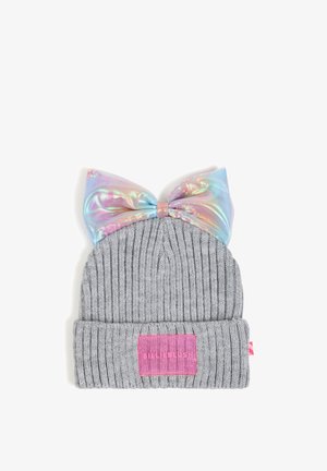 Bonnet tricoté gris côtelé avec une étiquette rectangulaire rose et un grand nœud pastel brillant sur le dessus.
