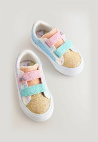 Zapatillas brillantes con un diseño multicolor. Presentan acentos en rosa, azul y dorado, aseguradas con dos correas de Velcro. Suela de goma blanca.