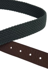 Tkanek pas w ciemnozielonym kolorze z teksturowanym wykończeniem, z brązowym plecionym skórzanym tyłem i wieloma otworami do regulacji.
