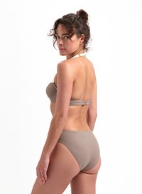 Dvoudílný bikini v matné taupe barvě se topem bez ramínek a vysokými nohavičkami. Obsahuje jemnou žebrovanou texturu a nastavitelný zadní popruh.