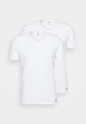 To hvite v-hals t-skjorter laget av bomull, med korte ermer og en liten logo ved sømmen. Enkelt og klassisk design.