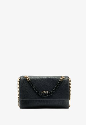 Geantă din piele texturată neagră cu curea din lanț aurie și neagră, având un mic logo auriu "LIU·JO" pe clapeta din față.