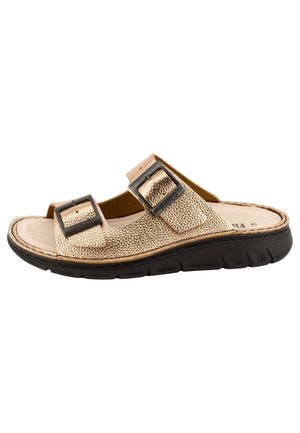 Beige gestructureerde open teen sandaal met twee verstelbare zwarte gespen en een dikke zwarte zool.