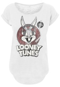 Bílý tričko s krátkým rukávem, na kterém je grafika Bugs Bunnyho s sluchátky, obklopeného červeným kruhovým designem a textem "LOONEY TUNES."