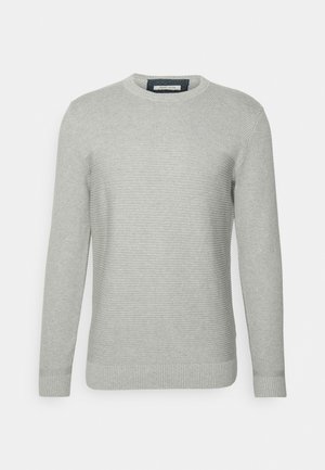 Lys grå strikket sweater med rund hals, ribbede manchetter og et struktureret mønster på kroppen. Lavet af blødt, åndbart stof.