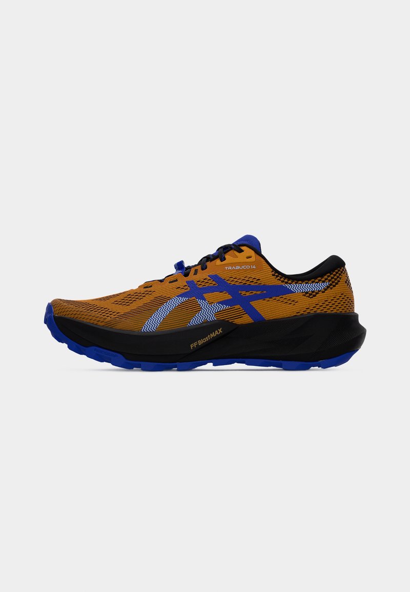Chaussure de trail running orange et noire avec des accents bleus. Tige texturée, bout arrondi et semelle rembourrée avec un motif sur le côté.