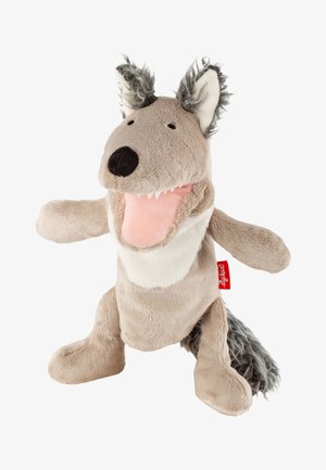 Burattino a mano di lupo in peluche con bocca aperta, pelliccia morbida beige e grigia, naso nero e orecchie soffici, in piedi su sfondo bianco.