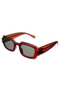 Lunettes de soleil en écaille de tortue avec une monture rectangulaire épaisse, des verres verts, et trois rainures parallèles sur chaque branche.