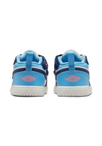 Scarpe da ginnastica per bambini in blu navy e azzurro. Presentano un colletto imbottito, chiusura a strappo in Velcro, suola in gomma bianca e dettagli del logo rossi.