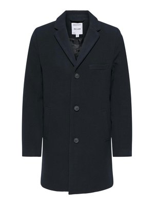 Tumesinine villasegu mantel, millel on sälgiga krae, kolme nupuga kinnitus, eesmine taskud ja rinnaehe. Sile tekstuur, slim-fit lõige, keskmise pikkusega.