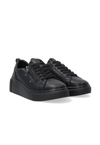 Schwarze Sneakers aus Leder mit runder Zehenpartie, Schnürverschluss, seitlichem Reißverschluss und strukturierter Gummisohle. Mit Metallakzenten und Nähten.