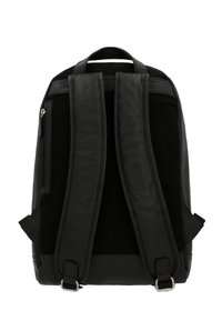 Černý kožený batoh s polstrovanými popruhy, boční kapsou na zip a hladkým povrchem. Má elegantní, strukturovaný design a nastavitelnou sponu.