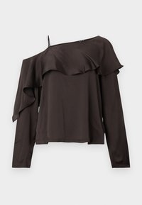 Blusa a spalle scoperte, a maniche lunghe, in tessuto marrone scuro con un design arricciato lungo l'orlo, caratterizzata da una sottile tracolla su un lato.