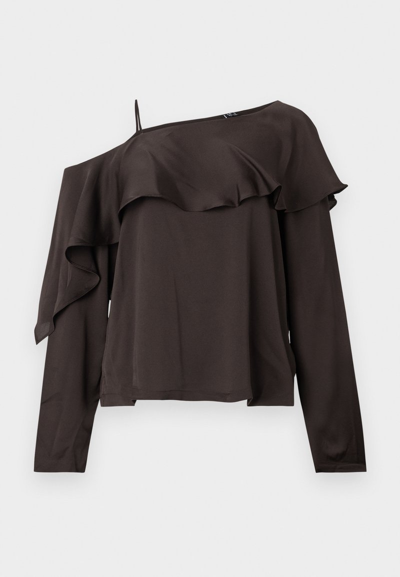 Blouse à épaules nues et à manches longues en tissu brun foncé avec un design froncé le long de l'ourlet, dotée d'une fine bretelle sur un côté.