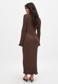 NA-KD ROUND NECK FRILL - Abito in maglia - brown