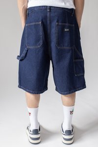 Mørkeblå denimshorts med to baklommer, sidelommepocket, kontrasterende sømmer og rett ben-design.