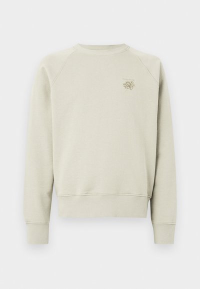 Ανοιχτό γκρι φούτερ με στρογγυλή λαιμόκοψη, ραγκλάν μανίκια, ριμπ μανσέτες και μικρό κεντητό λογότυπο στο στήθος. Μαλακή υφή, άνετη εφαρμογή.