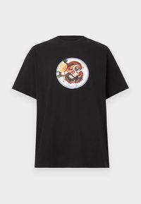 Μαύρο βαμβακερό t-shirt με κυκλικό σχέδιο που απεικονίζει χταπόδι και εσπεριδοειδή, με πράσινες λεπτομέρειες. Κοντά μανίκια και άνετη εφαρμογή.