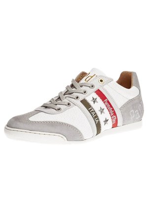 Sneaker bianco e grigio con lacci, strisce laterali rosse e verdi, tre stelle argentate e marchio "Pantofola d'Oro ITALIA".