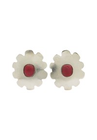 Srebrne kolczyki w kształcie kwiatów z teksturowanym wykończeniem i centralnym czerwonym akcentem kamienia. Projekt charakteryzuje się falistymi zewnętrznymi krawędziami.