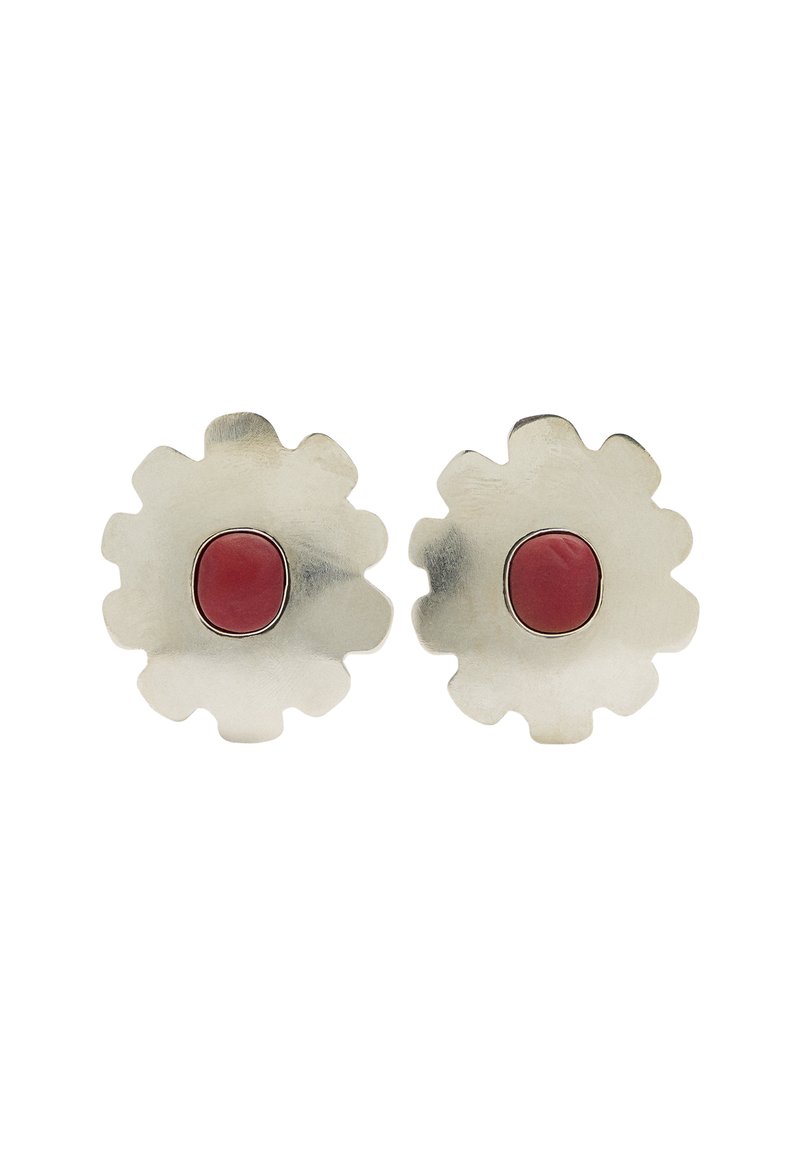 Srebrne kolczyki w kształcie kwiatów z teksturowanym wykończeniem i centralnym czerwonym akcentem kamienia. Projekt charakteryzuje się falistymi zewnętrznymi krawędziami.