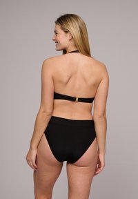 Set di bikini nero a costine con design a collo all'ammiccante e una chiusura dorata sul retro, dotato di slip a vita alta per una maggiore copertura.
