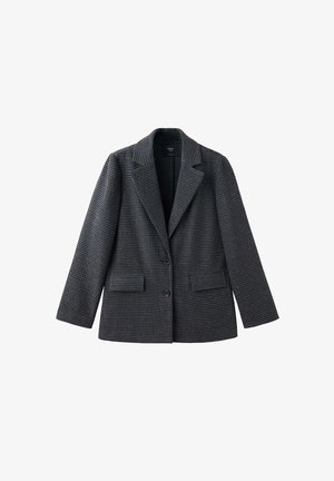 Blazer gris foncé à motif pied-de-poule avec revers crantés, deux boutons, manches longues et deux poches à rabat sur le devant, posé à plat sur fond blanc.