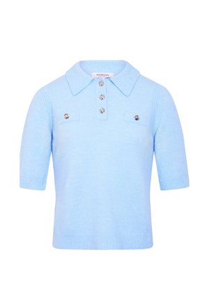 Haut en maille bleu clair à manches courtes avec col, trois boutons décoratifs sur la patte de boutonnage et deux poches poitrine à boutons.