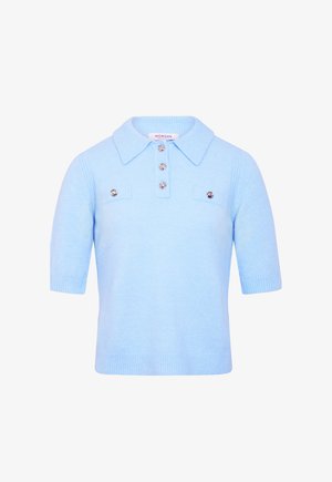 Haut en maille bleu clair à manches courtes avec col, trois boutons décoratifs sur la patte de boutonnage et deux poches poitrine à boutons.