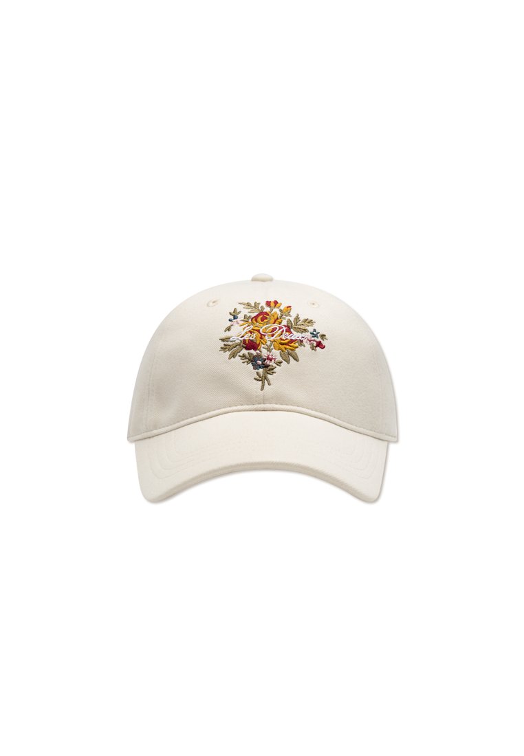 Kremfarget baseballcaps med brodert blomstermotiv i oransje, rødt og blått. Justerbar stropp bak; mykt bomullsmateriale.
