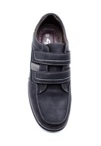 Chaussure en cuir noir avec deux bandes Velcro, accents gris et coutures blanches. Bout arrondi et intérieur rembourré, taille 42. Semelle plate, design décontracté.