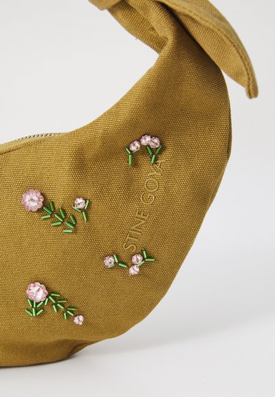 Olive roheline kangast kott roosa ja rohelise lillekirjaga, millel on ainulaadne kuju ja eemaldatav tõmblukk. Brändinimi on sisse pressitud.