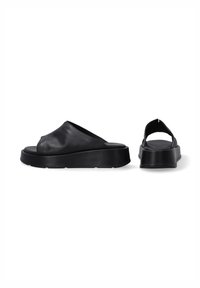 Zwarte leren slidesandalen met een gemoulded design, dikke platformzool en open achterkant voor eenvoudig aan- en uittrekken. Glad oppervlak en minimale stikdetails.