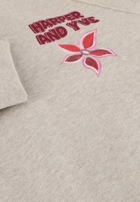Grijze sweatshirt met de tekst "HARPER AND YVE" in donkerrood en een bloemontwerp met roze en rode bloemblaadjes. Zachte, gestructureerde stof.