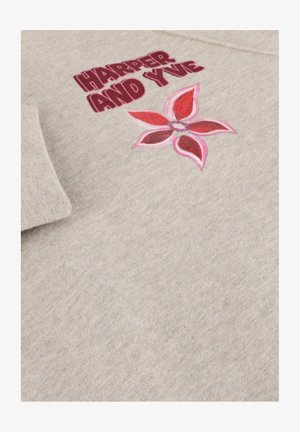 Grijze sweatshirt met de tekst "HARPER AND YVE" in donkerrood en een bloemontwerp met roze en rode bloemblaadjes. Zachte, gestructureerde stof.