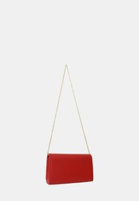 Clutch in pelle rossa con design strutturato, tracolla in catena dorata e superficie liscia. Presenta un logo minimalista impresso sul davanti.
