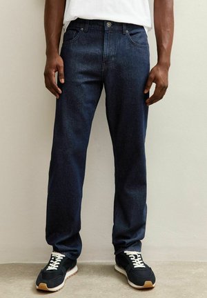 Jeans de denim azul oscuro con un corte recto, que cuentan con un cierre frontal de botón y cremallera, cinco bolsillos y un desgaste sutil.