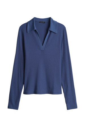 Donkerblauwe ribgebreide trui met lange mouwen, diepe V-hals en brede kraag, plat uitgestald op een witte achtergrond.