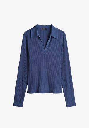 Donkerblauwe ribgebreide trui met lange mouwen, diepe V-hals en brede kraag, plat uitgestald op een witte achtergrond.