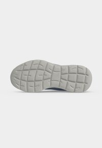 Semelle de chaussure avec motif de bande de roulement segmenté blanc conçu pour l’adhérence, carrés flexibles et petits points texturés sur toute la surface.