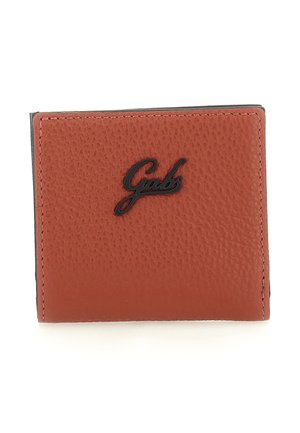 Portafoglio in pelle marrone texture con logo "Gabs" nero impresso al centro, mostrato piegato su uno sfondo bianco.