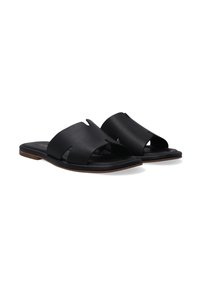 Zwarte leren slip-on sandalen met een open teenontwerp, voorzien van twee brede banden met uitsnijdingen en een platte rubberen zool.