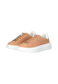 Sneakers beige con superficie testurizzata presentano suole e lacci bianchi. Il design include motivi sottili lungo i lati e un colletto bianco.