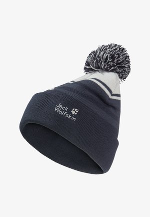 Berretto a maglia blu navy con strisce bianche e grigie, sormontato da un pompon di tessuto testurizzato. Presenta il logo "Jack Wolfskin" in bianco.