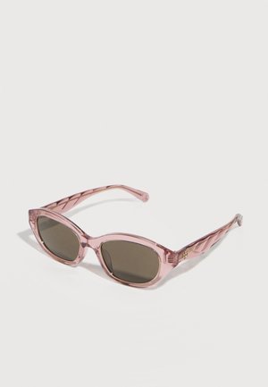 Gafas de sol ovaladas translúcidas de color rosa con lentes tintados oscuros y detalles decorativos sutiles en las varillas, mostradas sobre un fondo blanco.