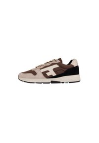 Braune und beige Sportschuhe aus Wildleder und Mesh, mit einem weißen Logo, strukturierten Akzenten und einer schwarzen Fersenkappe.