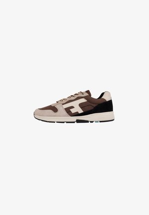 Bruine en beige sportschoenen van suede en mesh materialen, met een wit logo, tekstuurlijsten en een zwarte hielkap.