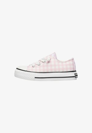 Lavtoppe lærredssneakers i pink og hvid ternet mønster med hvid gummisål og snude, metaløjer og hvide snørebånd.
